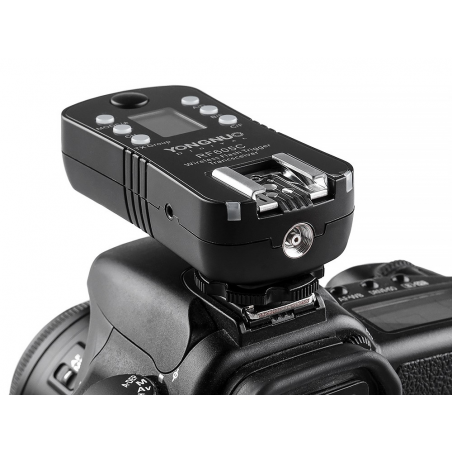 Zestaw dwóch wyzwalaczy radiowych Yongnuo RF605N do Nikon zamocowany na aparacie Zestaw dwóch wyzwalaczy radiowych Yongnuo RF605N do Nikon zamocowany na aparacie